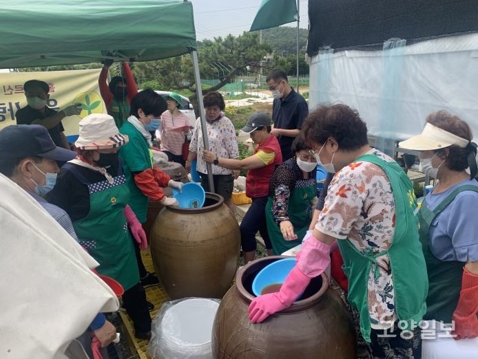 [고양시새마을부녀회] 고양시새마을회, 직접 담아 숙성한 된장·간장 홀몸어르신에 전달